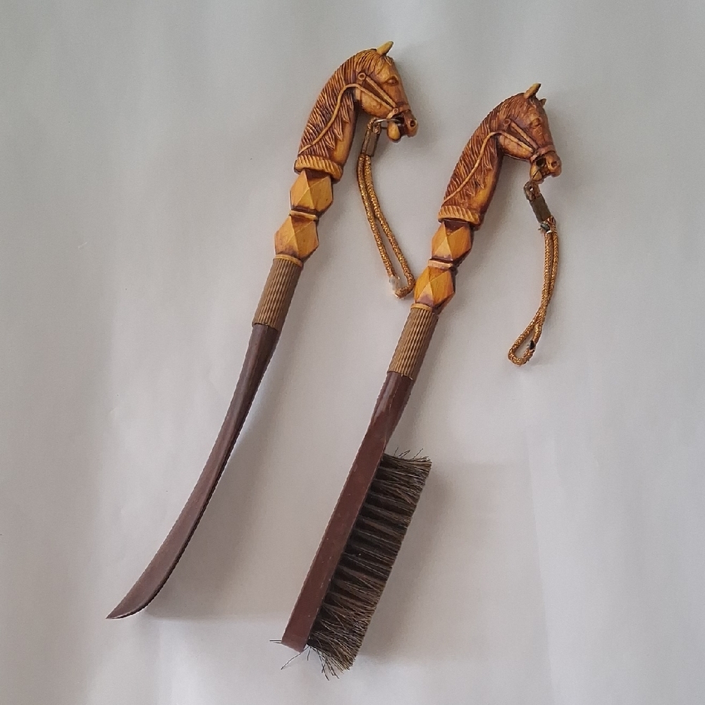 💥MOVING SALE MAKE OFFER Horse Shoe Horn And Brush Set